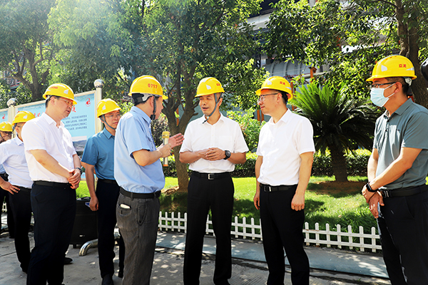 2022年7月13日，江西省人民政府常委副省长任珠峰参访江西亚东二厂区，田隆总经理于现场介绍公司运营情况。